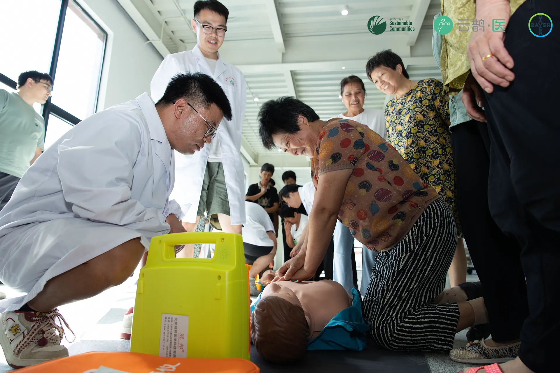 A first-aid demonstration for residents at the Miaozhen session